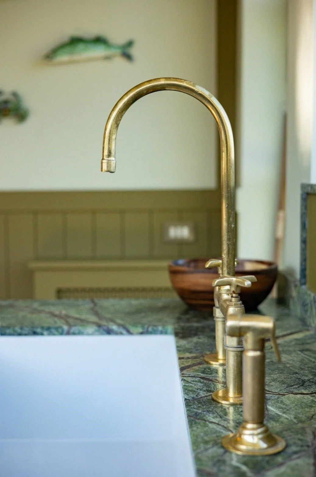 Antique style brass kitchen faucet for modern kitchen
